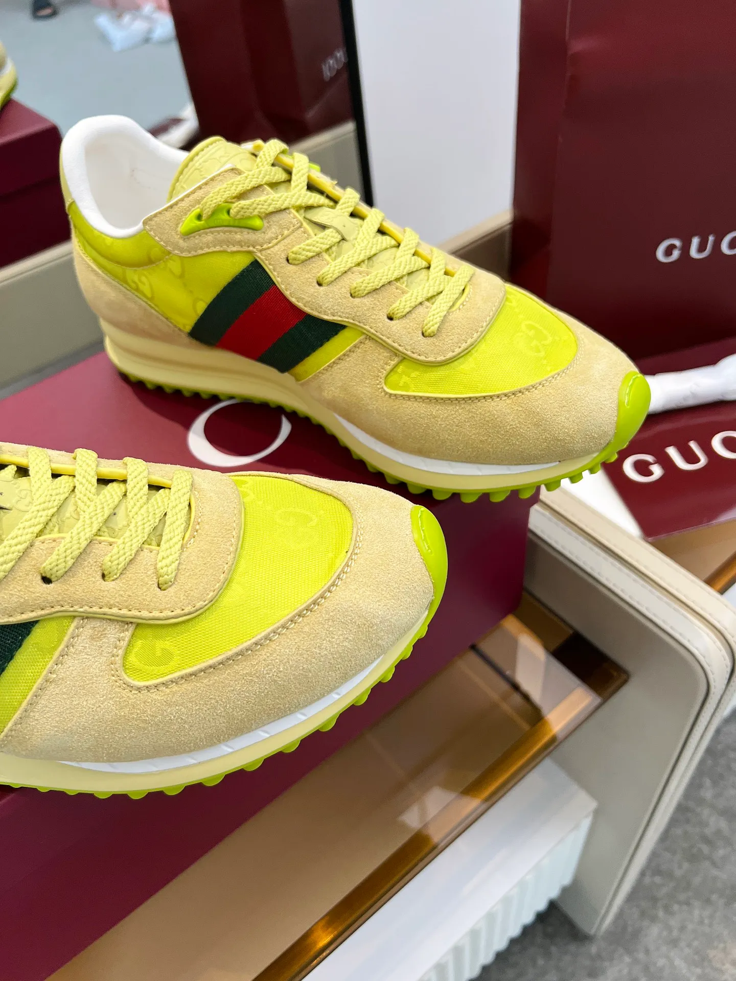 [G Home] P: 660💰 Men's Size: 40-44 (45 custom-made) GUCCI Gucci New Style When classic craftsmanship meets lazy fashion, this pair of Gucci men's casual shoes is the answer to refresh your wardrobe! The shoe body is made of soft calfskin and breathable fabric. Every step is as light as a cloud. The Italian tailoring releases the freedom of your feet, making daily travel a luxurious and comfortable experience. The iconic GG Supreme print on the side of the shoe low-key tells the brand's genes, and the metal horsebit embellishes the tongue, instantly lighting up the minimalist design; the contrasting webbing on the heel adds a smart layer, and the rubber serrated sole combines retro texture with modern anti-slip performance. Whether paired with jeans, a dress or wide-leg trousers, it can be the finishing touch of a look - languid yet sophisticated, effortless yet edgy.